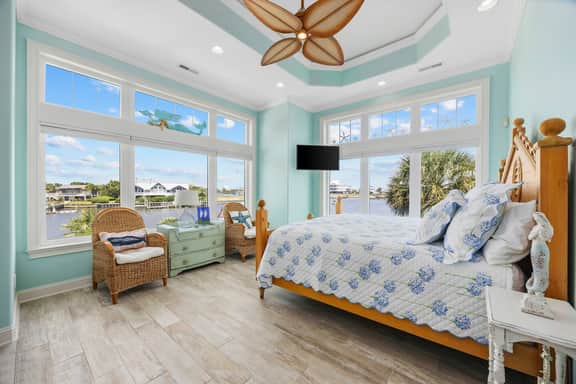 Pop-a-Cork: Waterfront Retreat in Gated Community